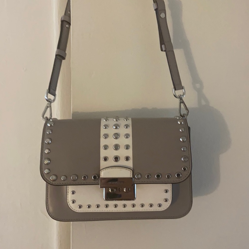 Adorable Micheal Kors purse in great condition! Only worn like once or twice.